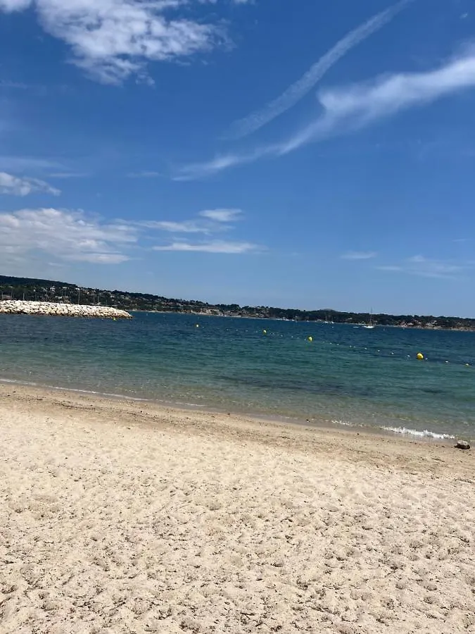 A Pied Du Port De Bandol Et De Sa Plage
